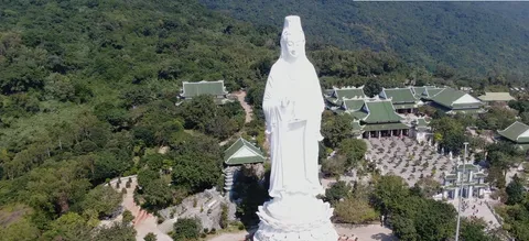 Chùa Linh Ứng với bức tượng phật cao 17 tầng