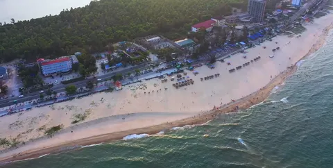 Biển Nhật Lệ là một trong 10 bãi biển đẹp nhất Việt Nam