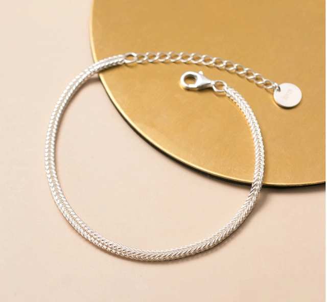 Lắc tay bạc nữ phong cách đơn giản của TNJ chắc chắn sẽ làm hài lòng những khách hàng yêu thích sự tinh tế và giản dị. Với thiết kế tỉ mỉ, chất liệu bạc nguyên chất và sự kết hợp tối giản, chiếc lắc tay này chắc chắn sẽ làm bạn trở nên nổi bật và thu hút ánh nhìn.