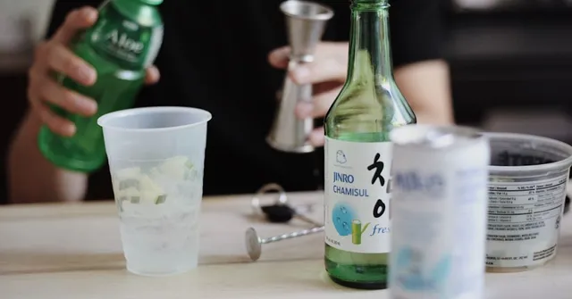 Cách uống rượu Soju đúng nhất theo các tư vấn của chuyên gia Hàn Quốc