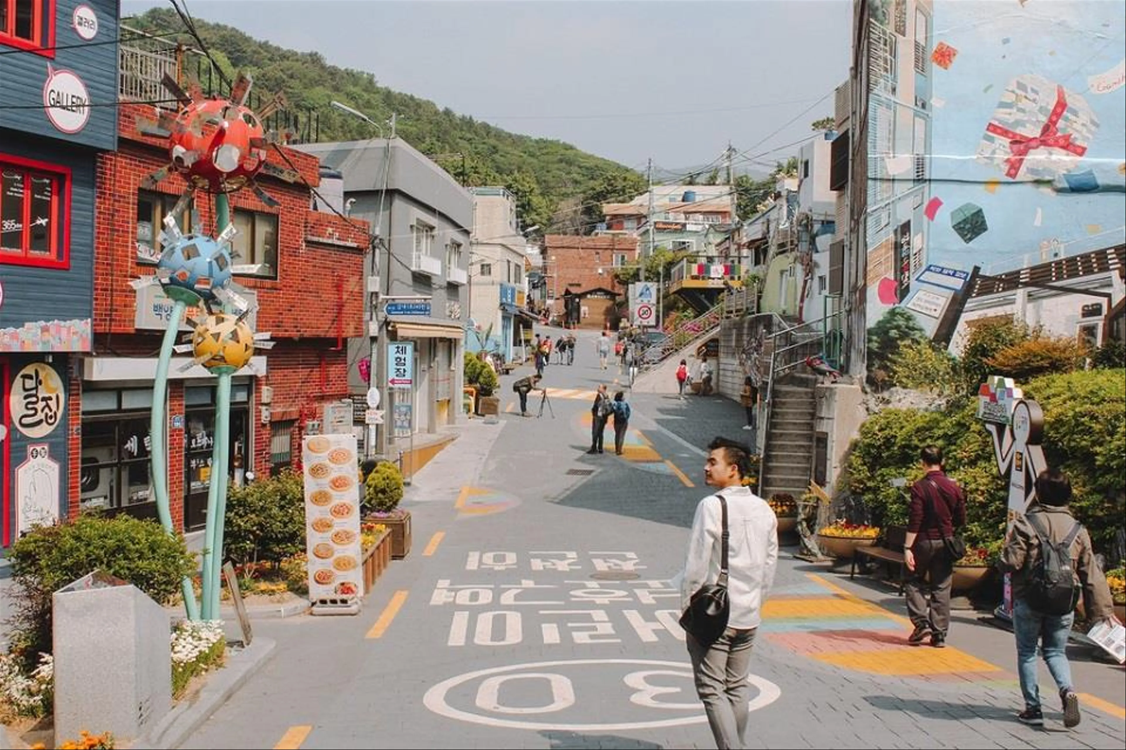 Khám Phá Ngõ Đường Tranh Bích Họa Gamcheon ở Busan: Góc Nhỏ Nghệ Thuật Giữa Lòng Thành Phố