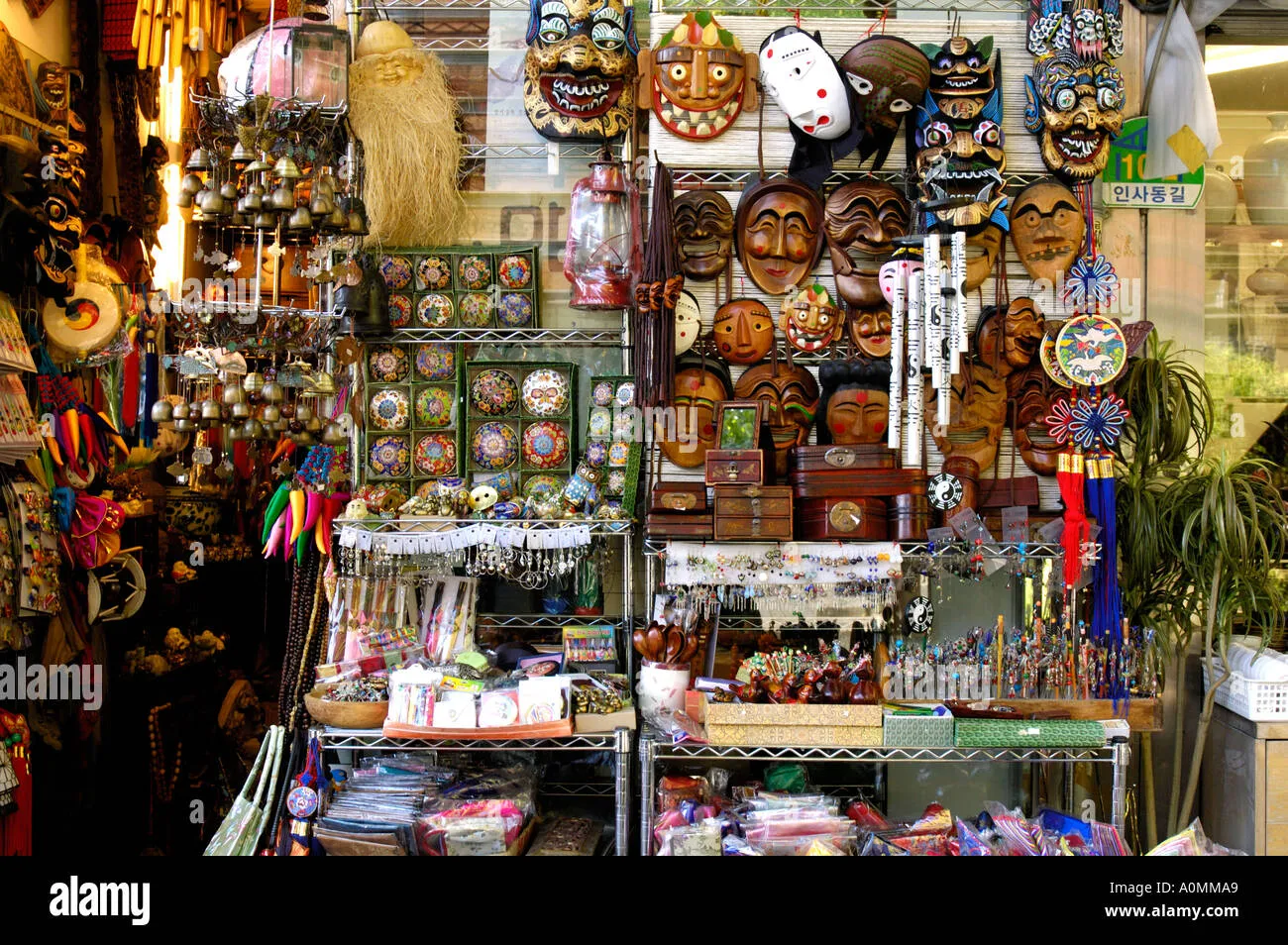 Craft Markets and Souvenir Shops: Where to Buy Unique Keepsakes
