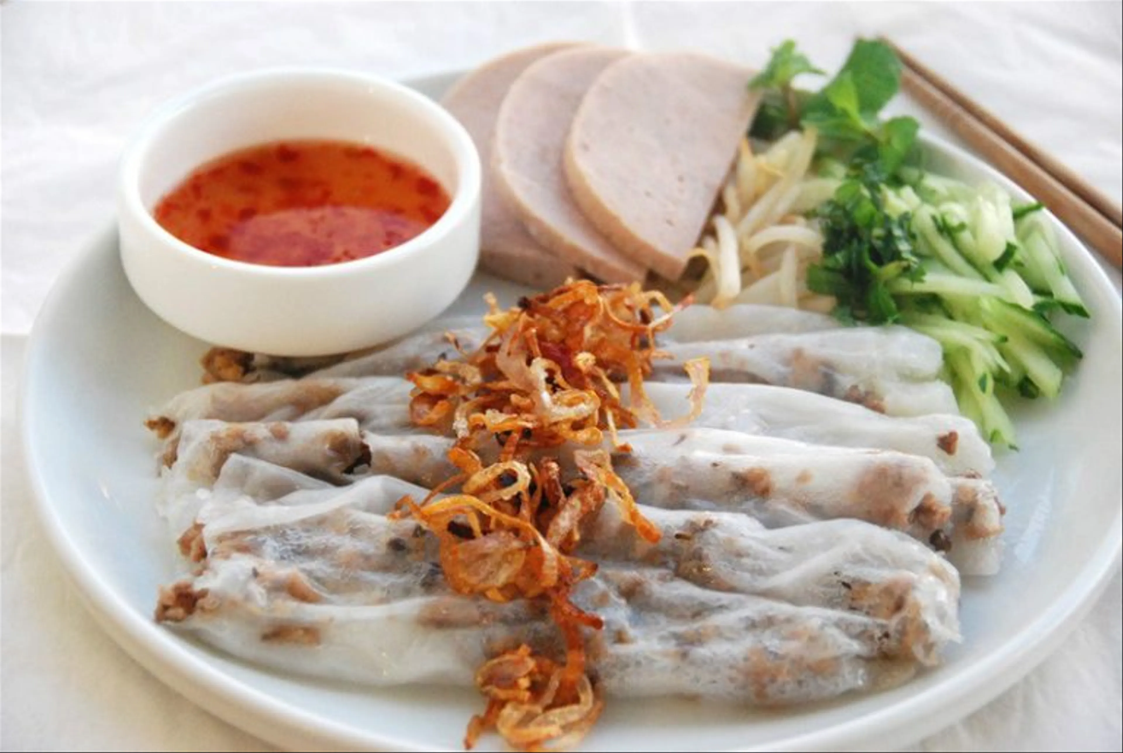 Thưởng thức Bánh Cuốn Nóng Gia Truyền Tại Ngõ Chợ Đồng Xuân