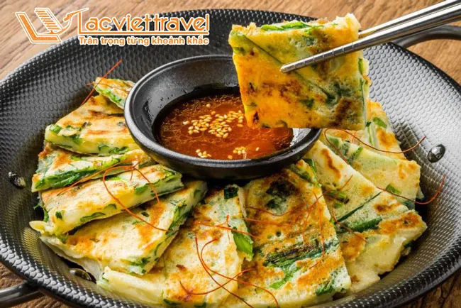 Thưởng thức bánh Jeon và gimbap