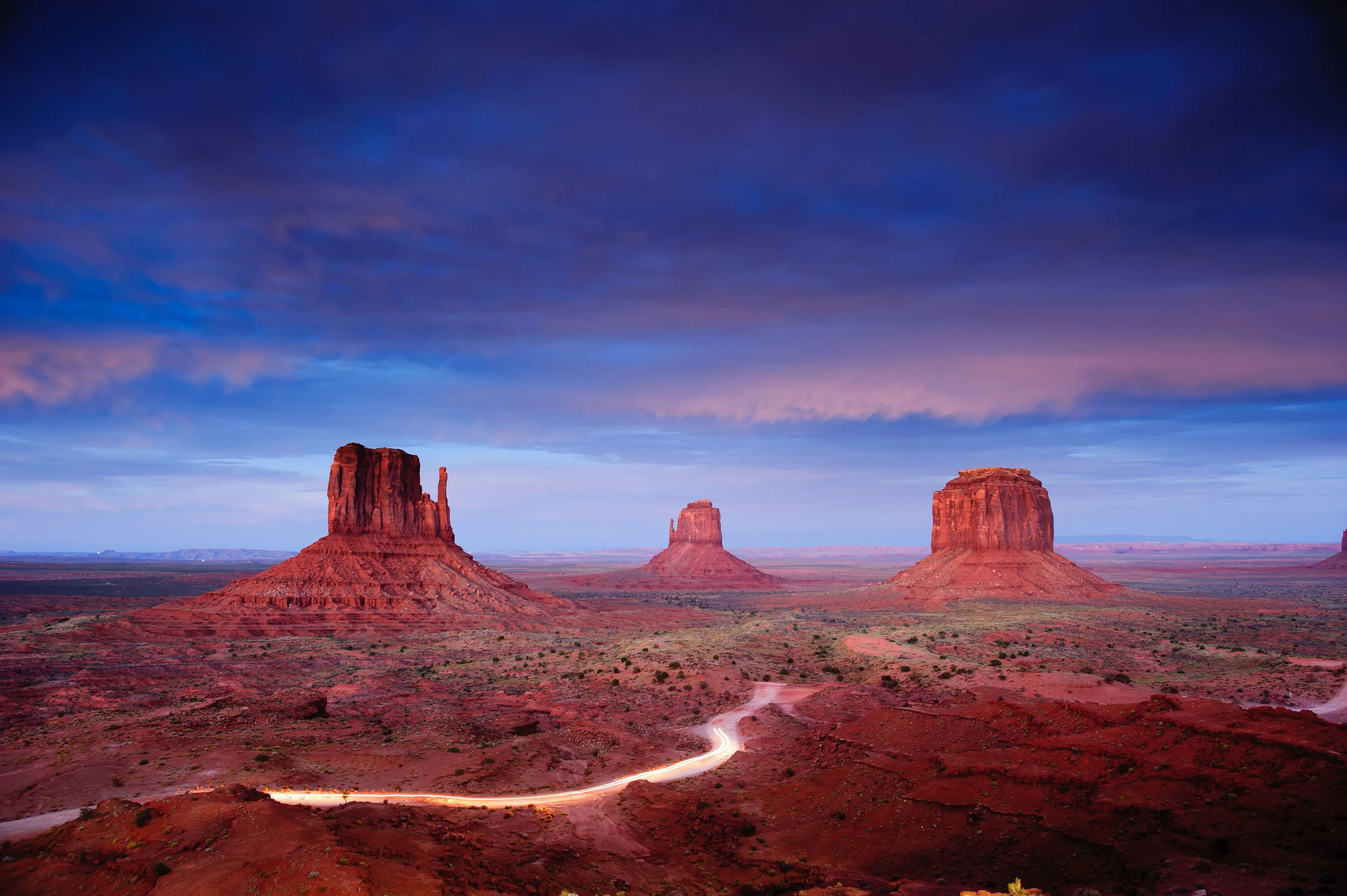Chasing Sunsets: The Magical Beauty of Monument Valley, Arizona