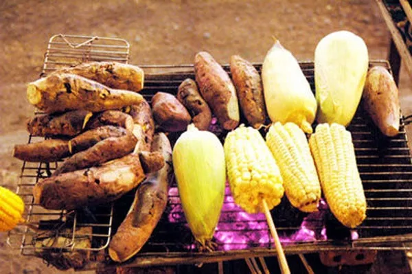 Kinh doanh ngô, khoai nướng 'một vốn, mười lời' ngày đông lạnh - MVietQ