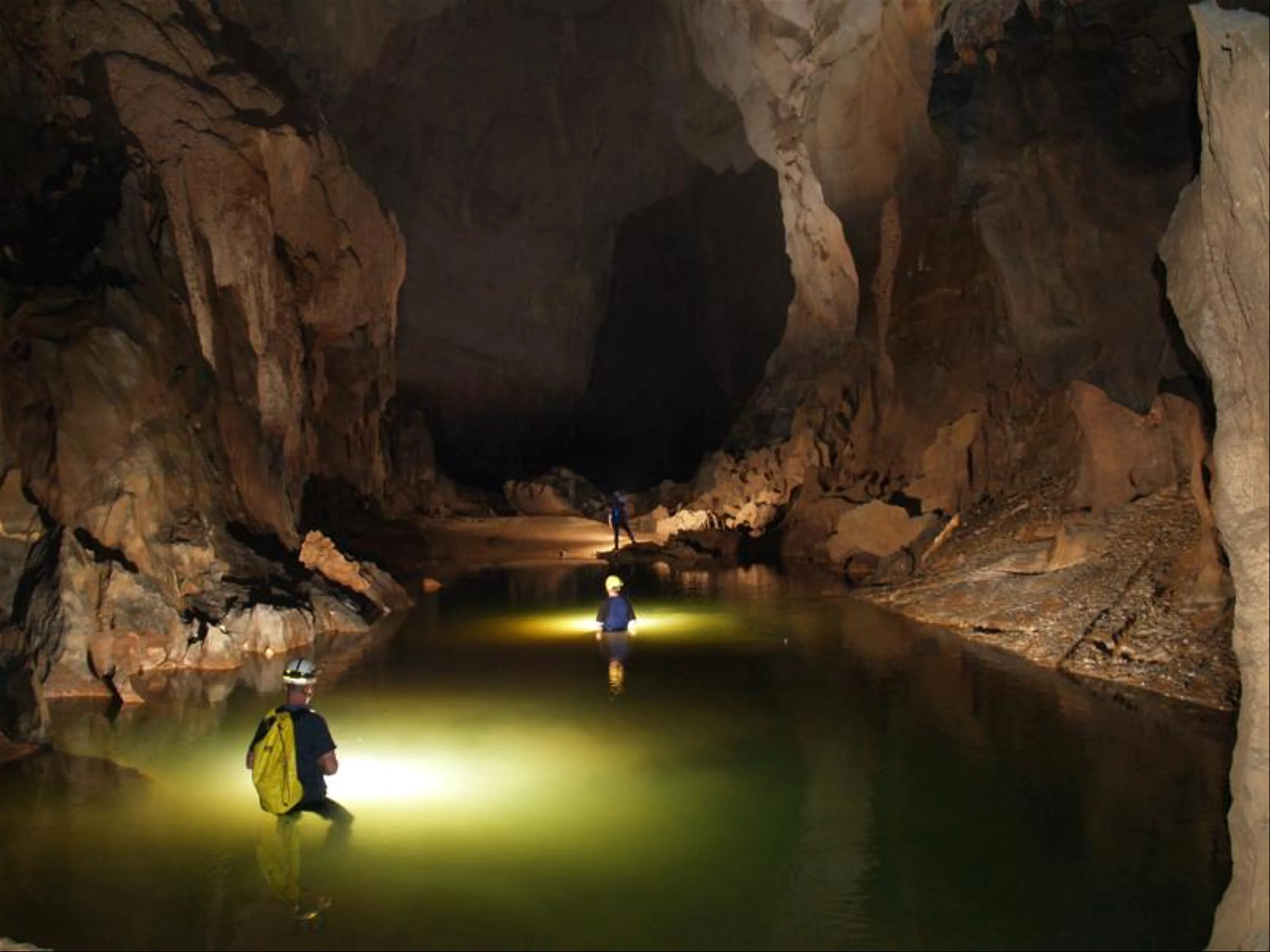 Thám Hiểm Hang Động Jenolan: Khám Phá Thế Giới Ngầm Kỳ Bí