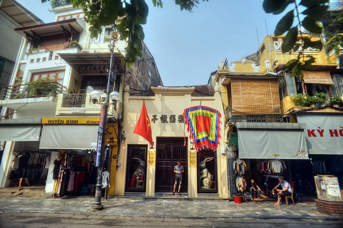 Phố Hàng Đào: Trái Tim Thương Mại Của Hà Nội