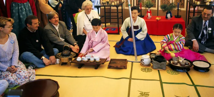 Tea House Etiquette and Customs