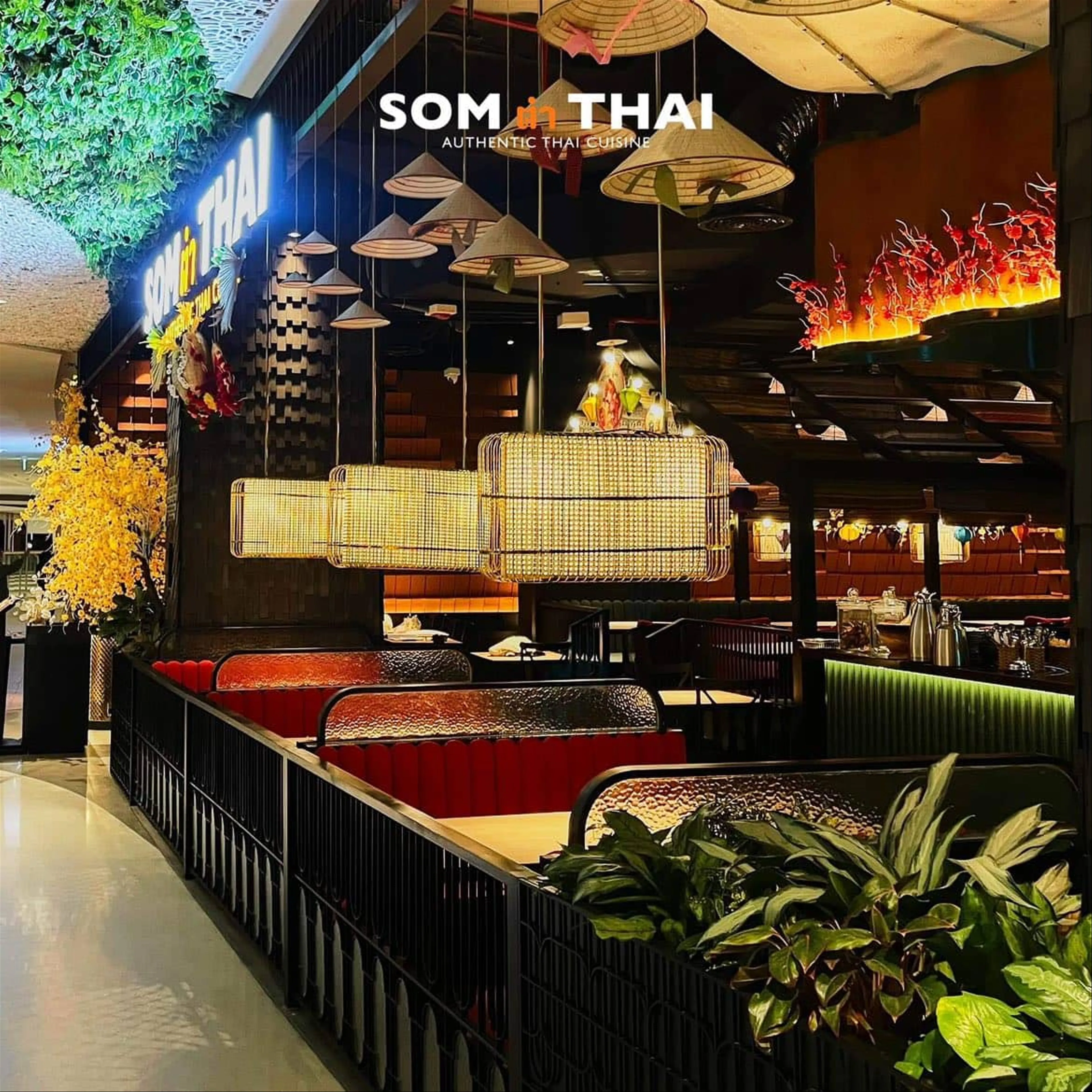 Thưởng Thức Hương Vị Độc Đáo Của Món Som Tum Tại Chợ Nổi Amphawa