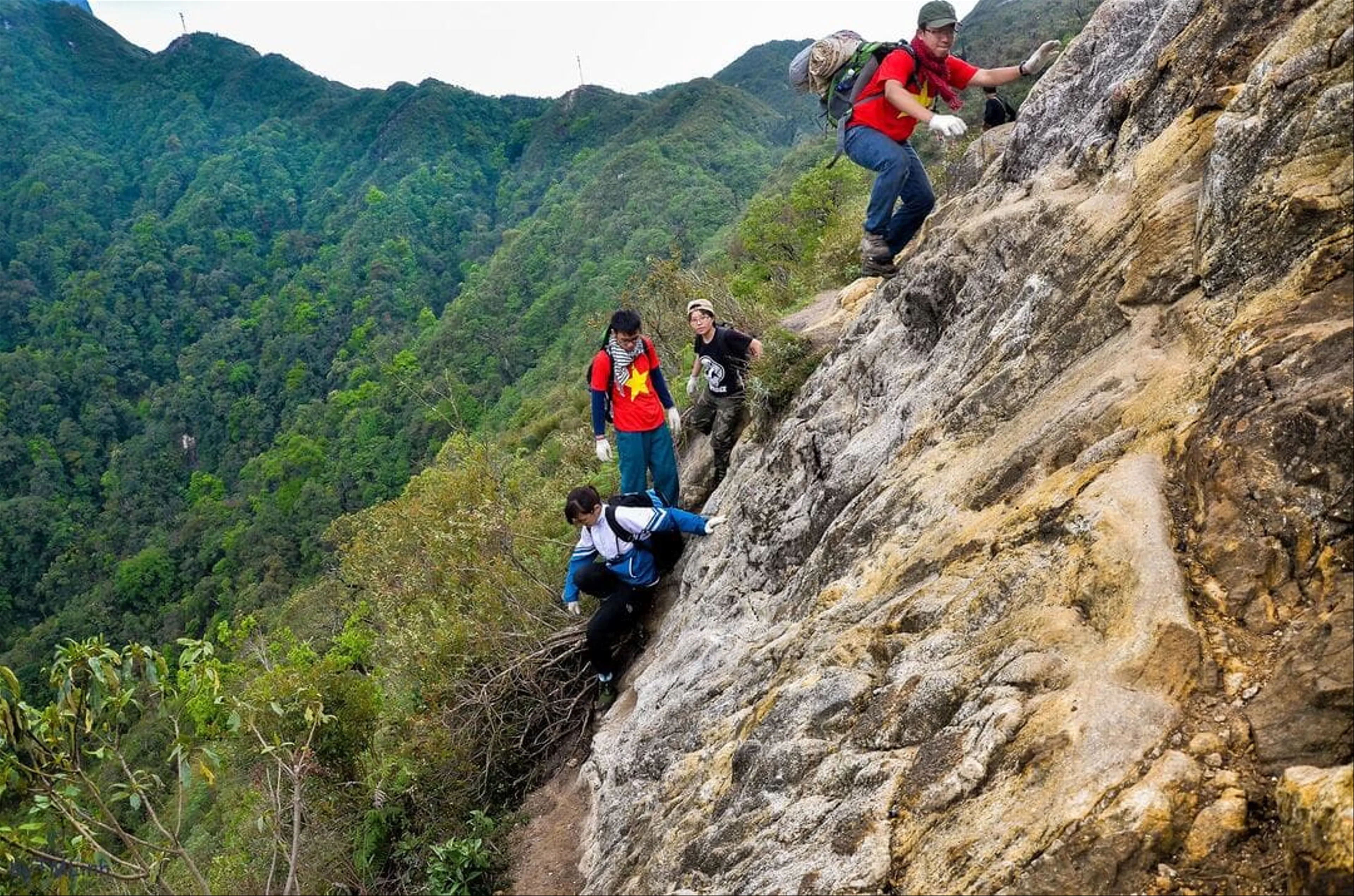 Thử Thách Sức Bền Trên Đỉnh Fansipan: Hành Trình Phượt Đầy Ấn Tượng