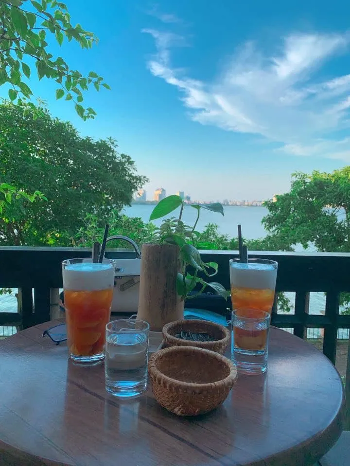Quán cà phê bên hồ Tây lộng gió