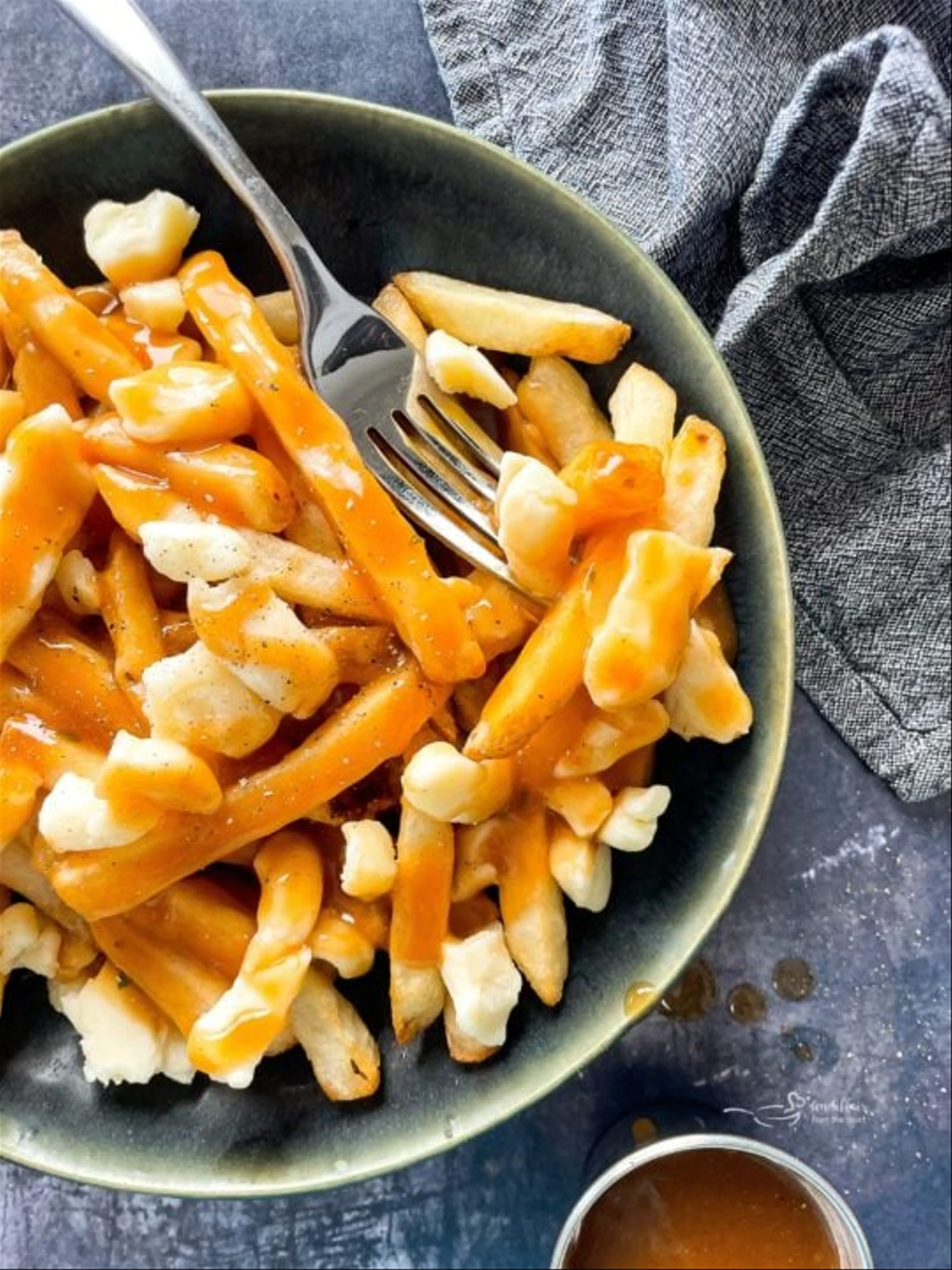 Thưởng Thức Món Poutine Truyền Thống Tại Quebec