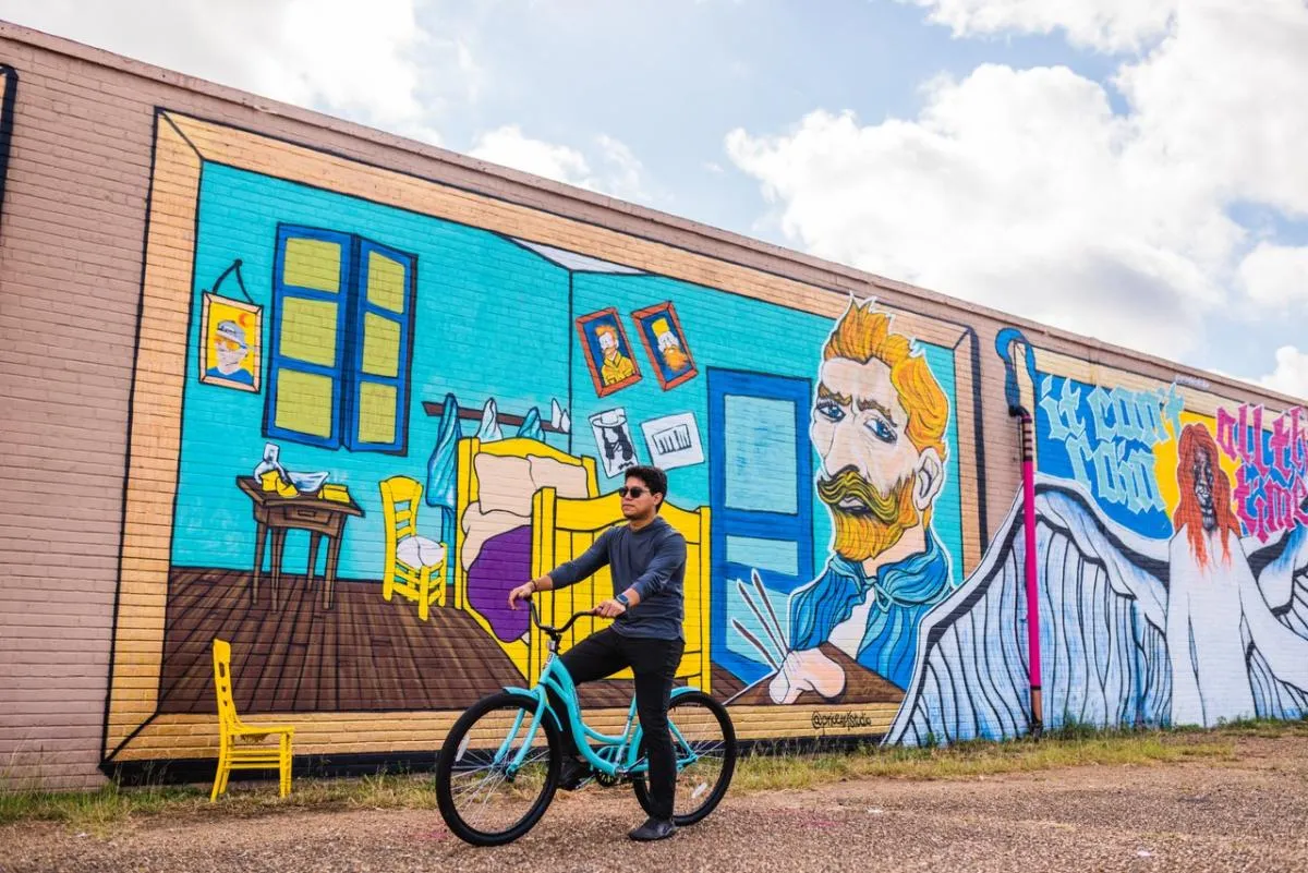 Local Insights: Where to Eat and Drink Near the Murals