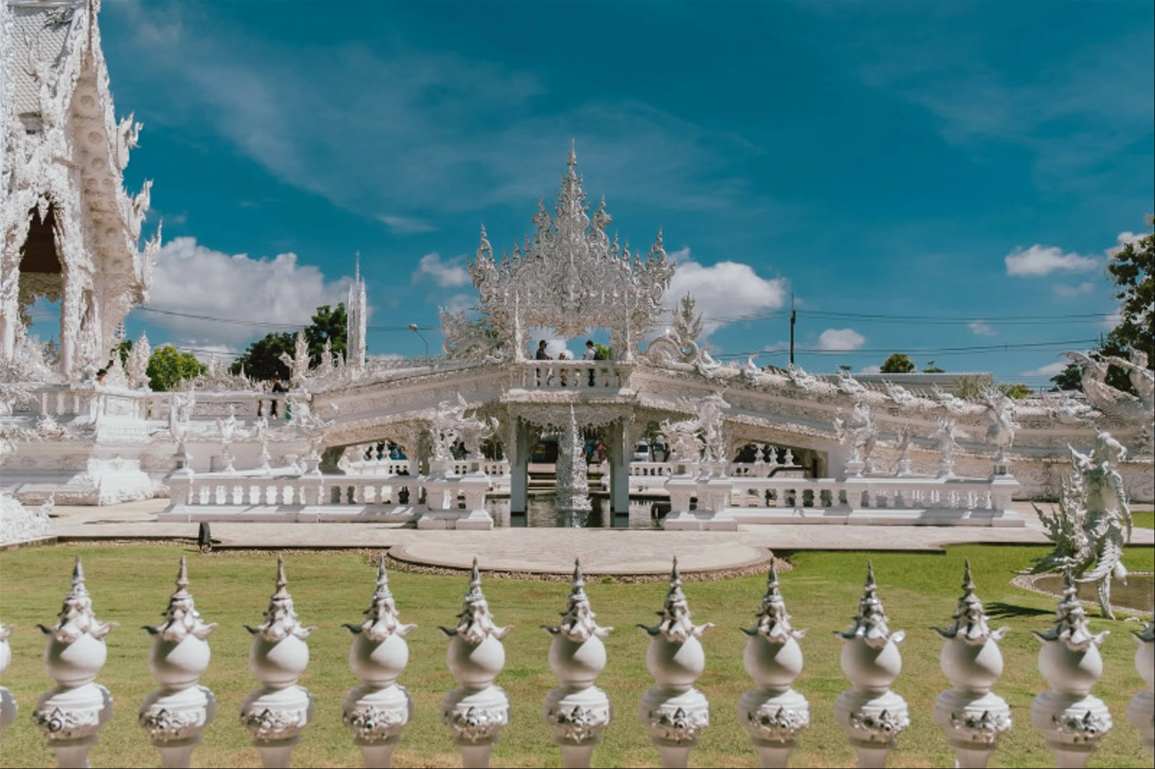 Khám Phá Sự Thần Bí Của Ngôi Đền Trắng Wat Rong Khun Tại Chiang Rai