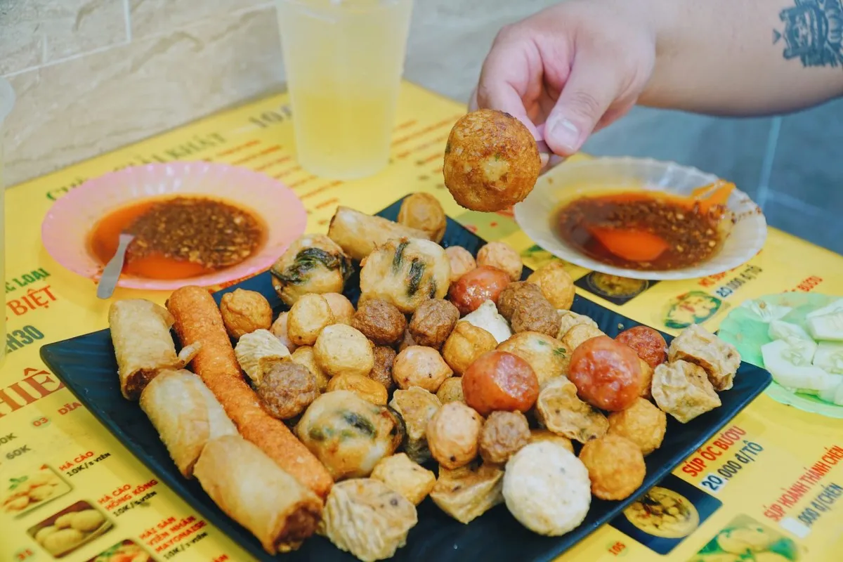 Thưởng thức đồ ăn vặt ở phố đi bộ