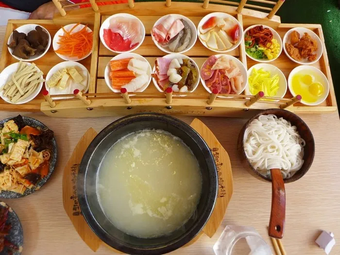 Kết Hợp Lẩu Mã Lai Với Đặc Sản Côn Minh