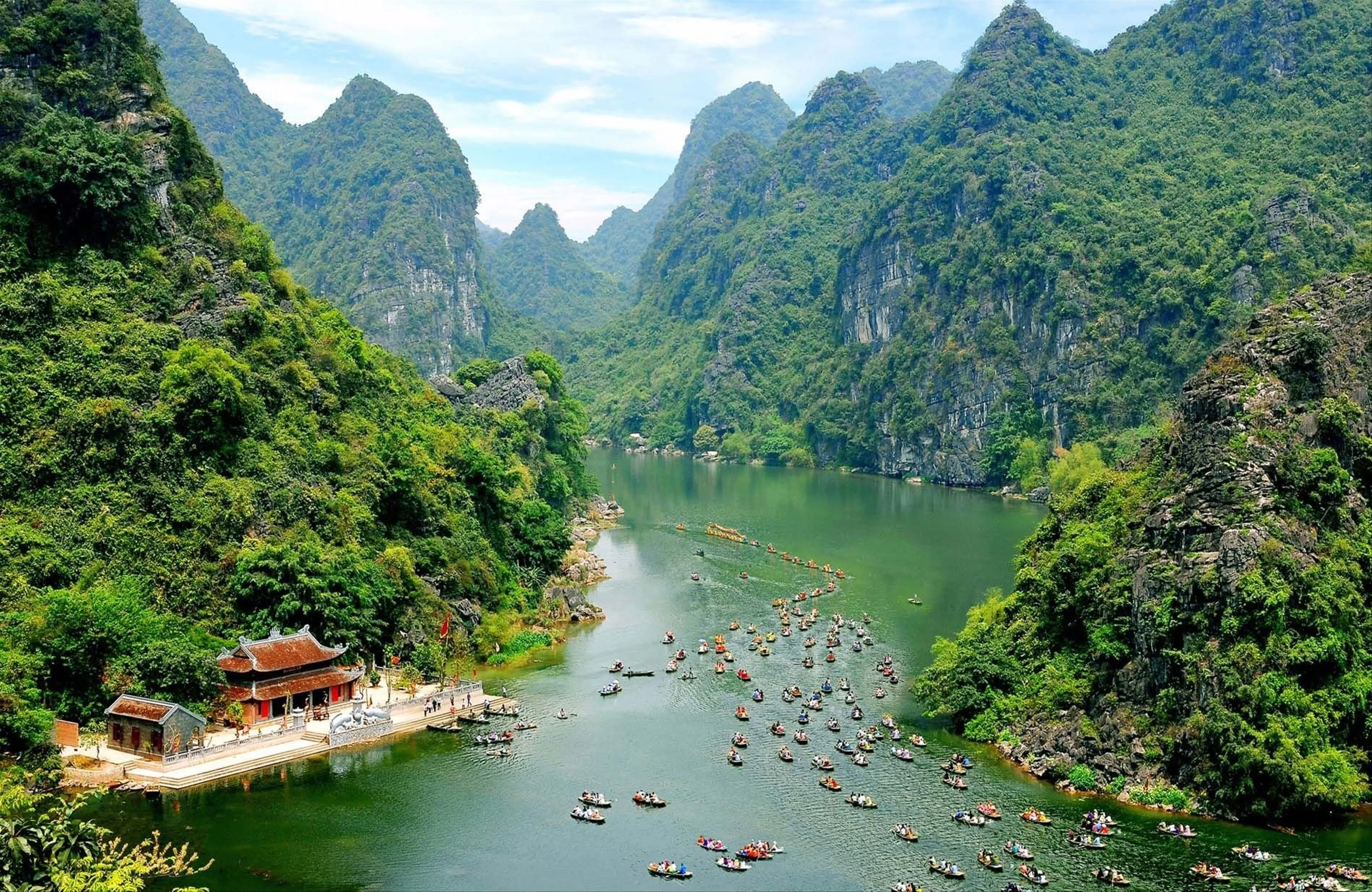 Tràng An Ninh Bình: Hành Trình Qua Những Hang Động Kỳ Bí
