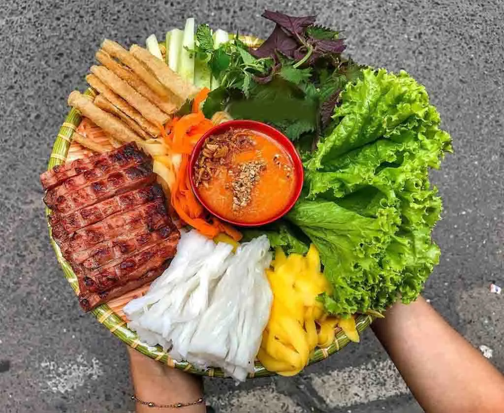 Thưởng thức ẩm thực đa dạng và phong phú