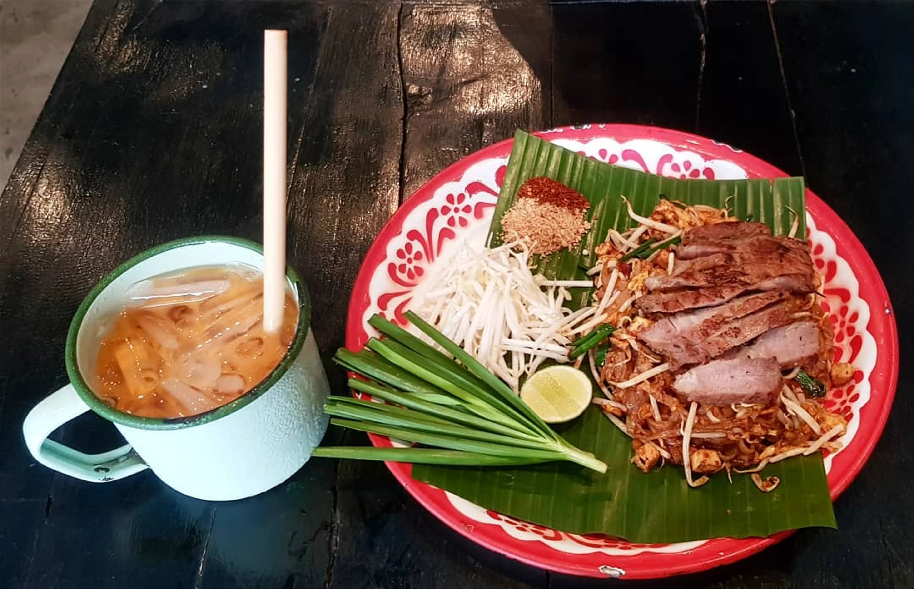 Thưởng thức Pad Thai tại Phố Cổ Bangkok: Hương Vị Độc Đáo Của Thái Lan