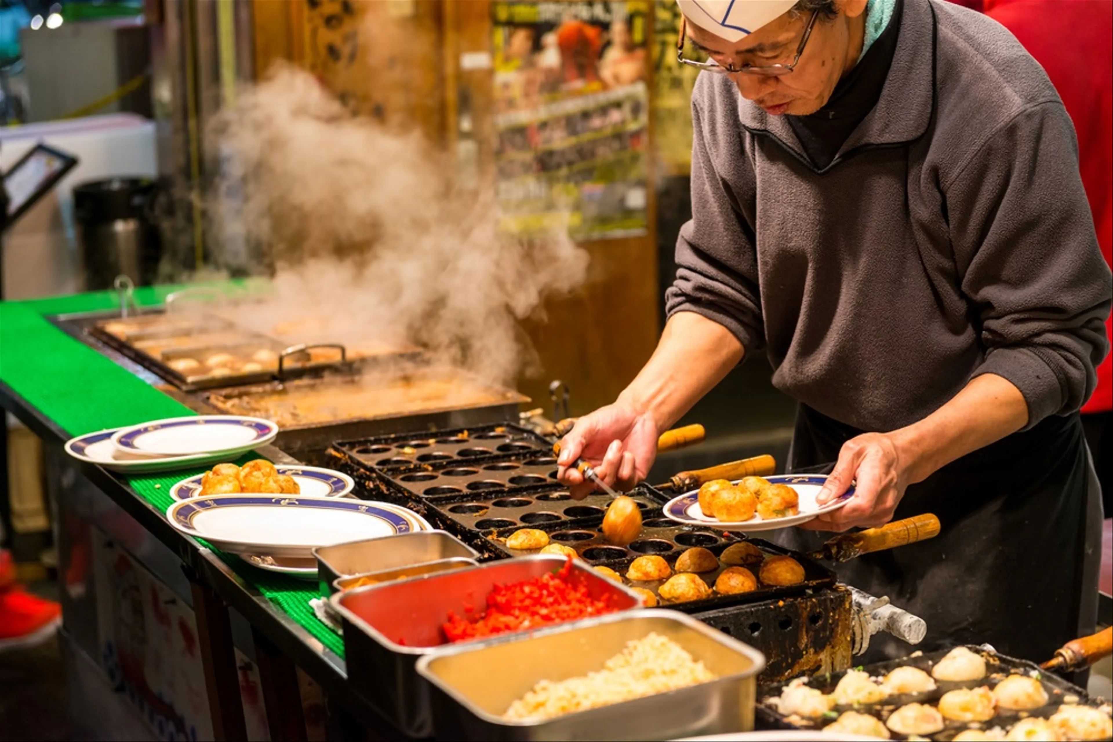 Thưởng Thức Ẩm Thực Đường Phố Osaka: Món Ngon Không Thể Bỏ Qua
