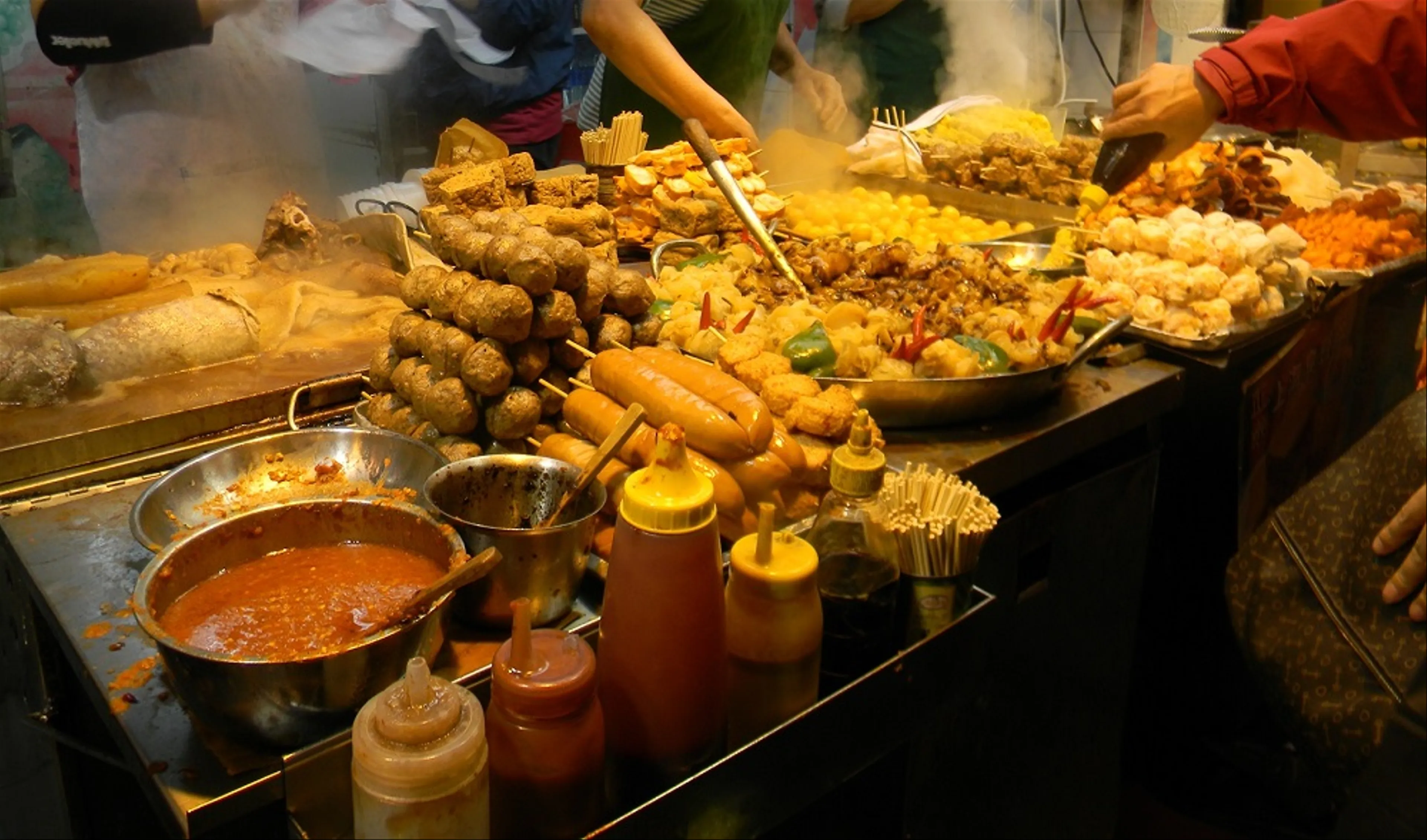 Thưởng thức ẩm thực đường phố tại chợ Bến Thành: Hương vị Sài Gòn khó quên