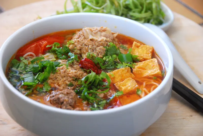 Các bước chế biến bún riêu cua truyền thống