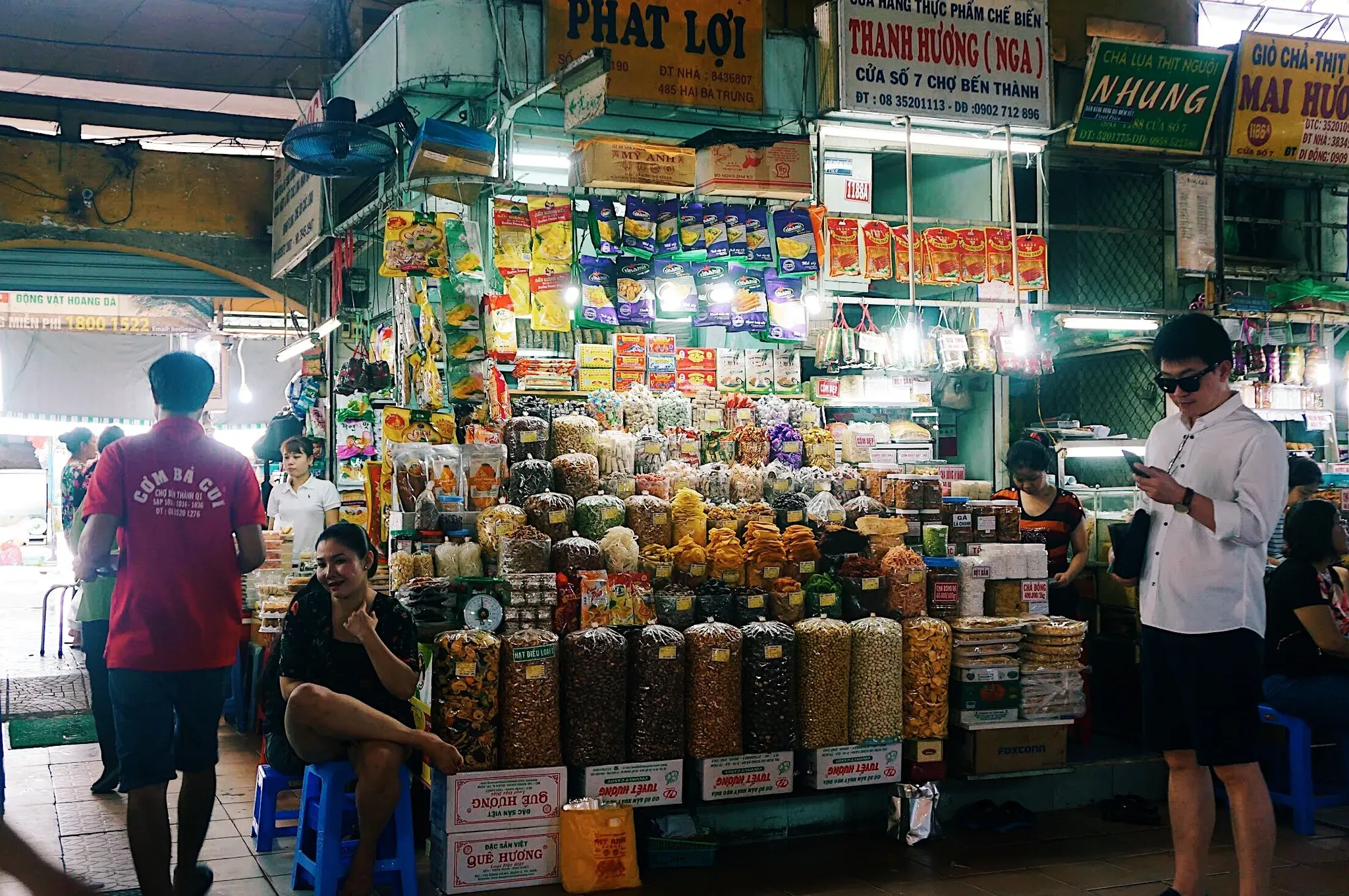 Tham quan Chợ Bến Thành và mua sắm