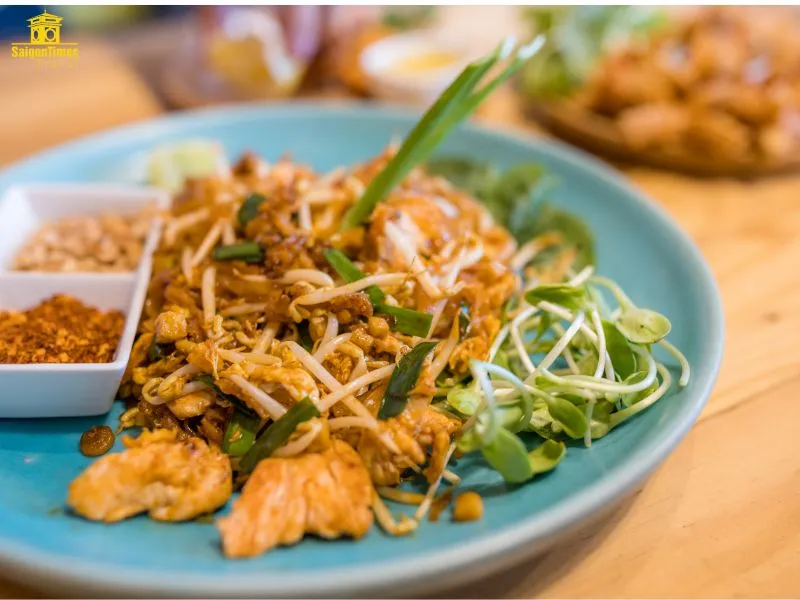 Trải Nghiệm Thưởng Thức Pad Thai Tại Chợ