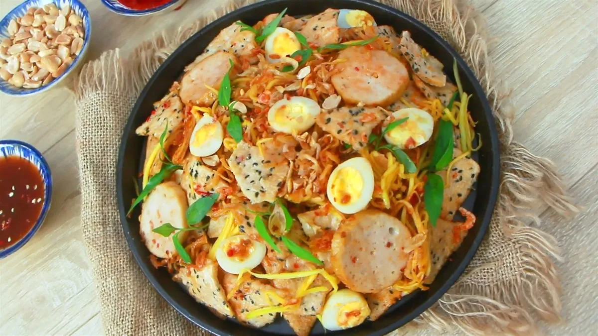 Cách làm bánh đa trộn và salad bánh đa đơn giản, ngon lạ mà thân quen