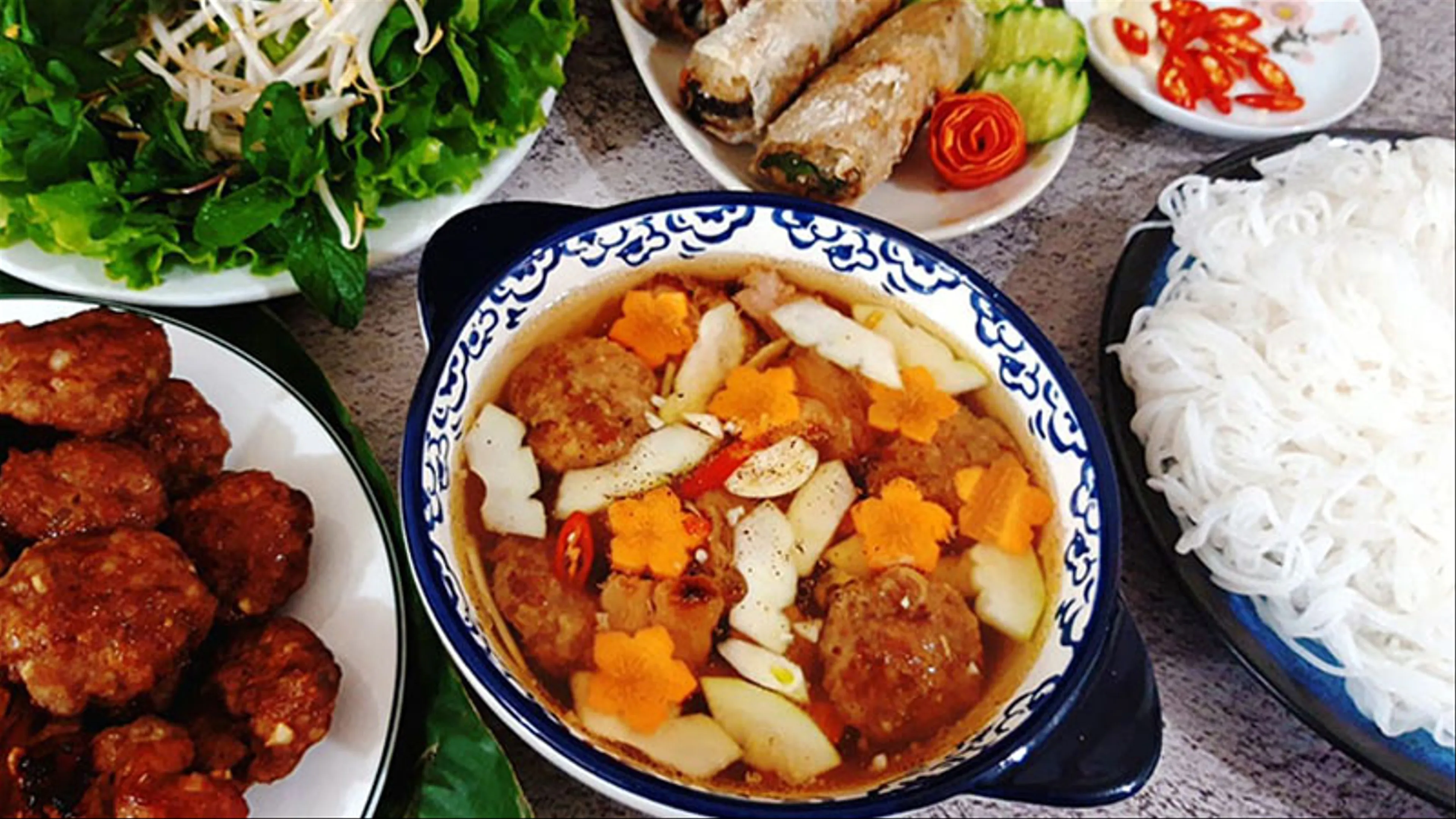 Thưởng Thức Bún Chả Hà Nội: Hương Vị Độc Đáo Giữa Long Thủ Đô