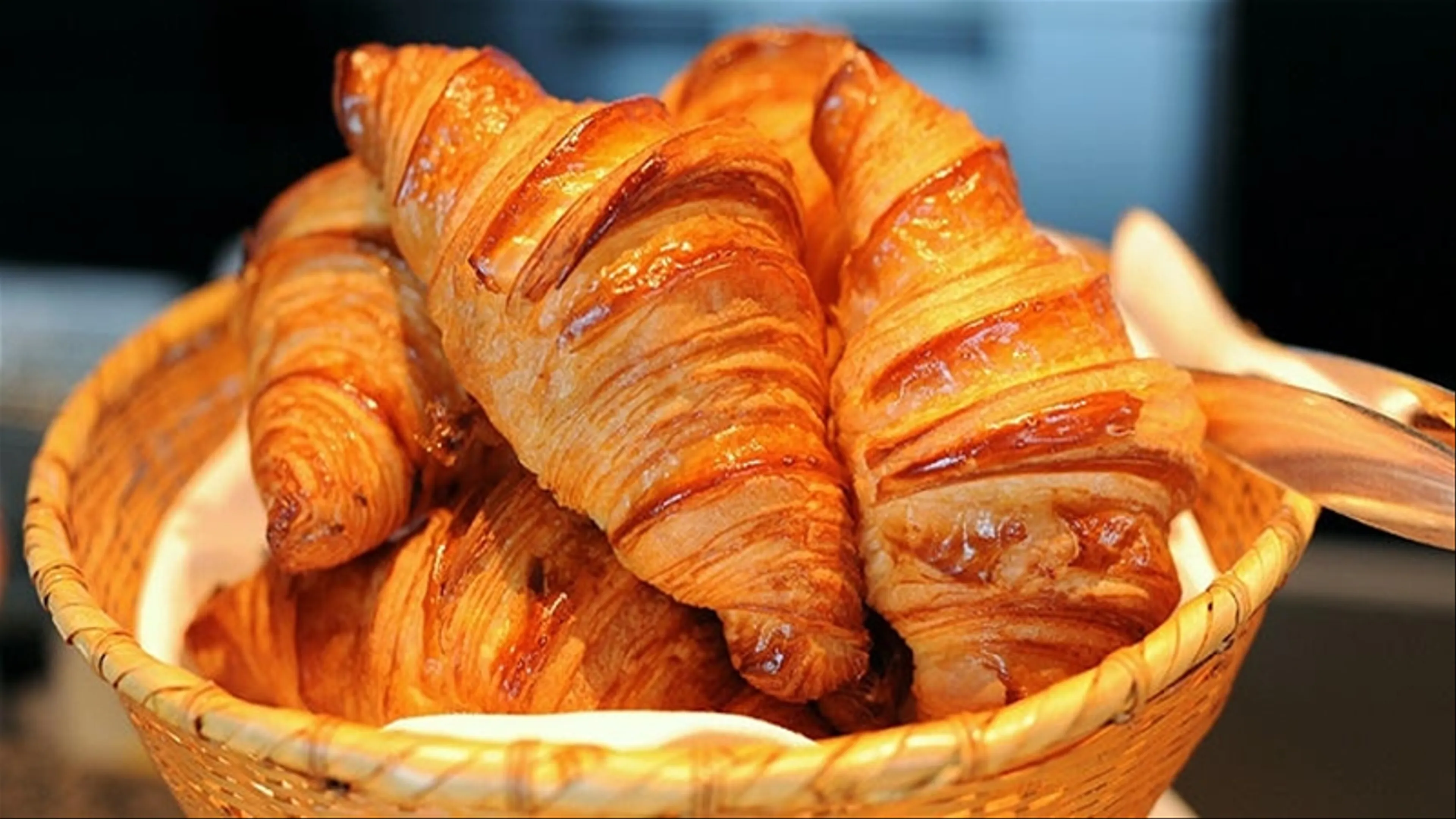 Thưởng Thức Hương Vị Thơm Ngon Của Bánh Croissant Tại Paris