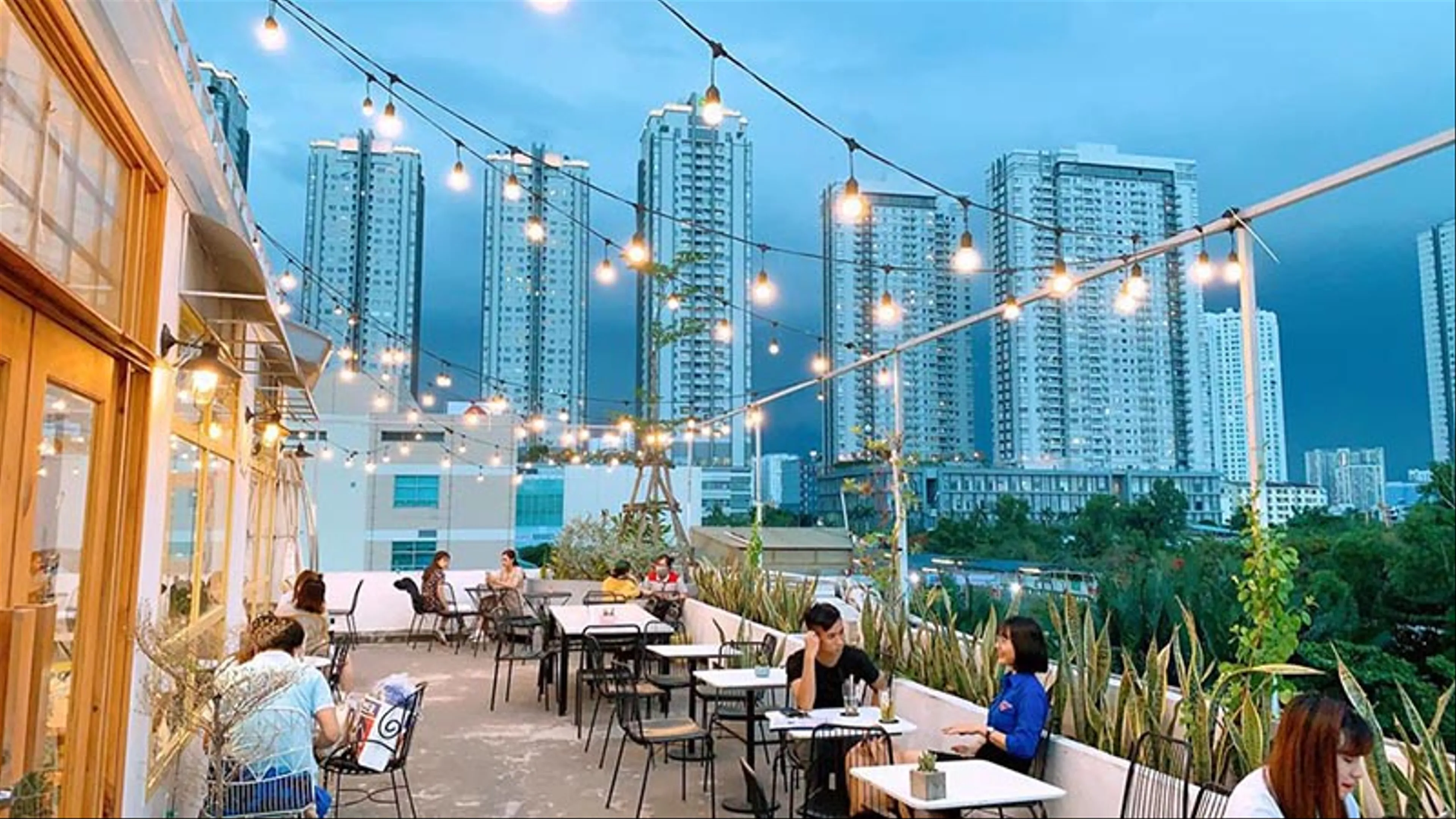 Top 5 Quán Cafe Rooftop Đẹp Nhất Sài Gòn Cho Tín Đồ Sống Ảo