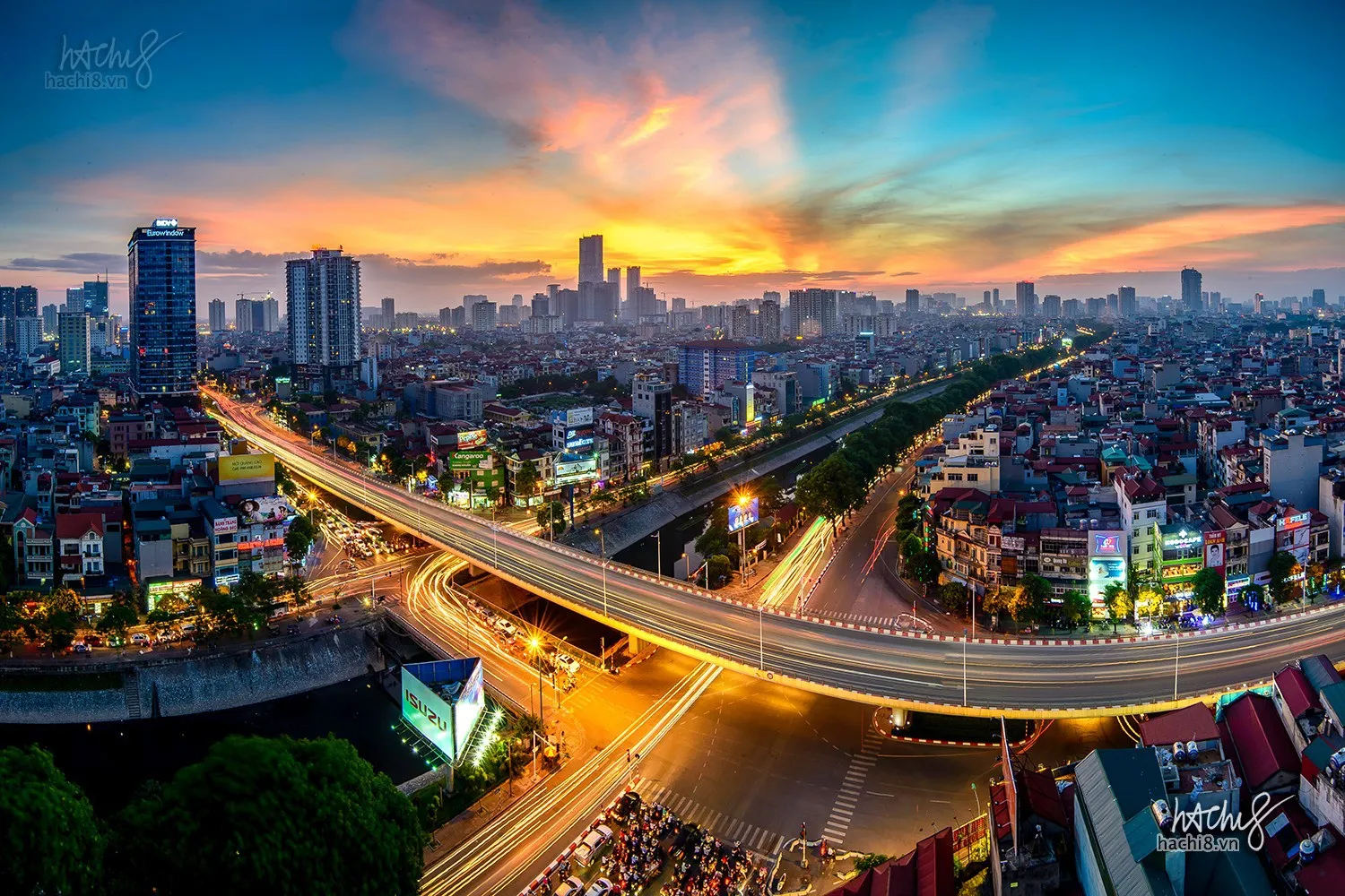 Ngắm cảnh thành phố từ quán cà phê trên cao