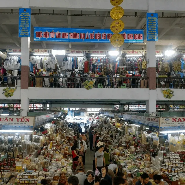 Thăm chợ Hàn tấp nập