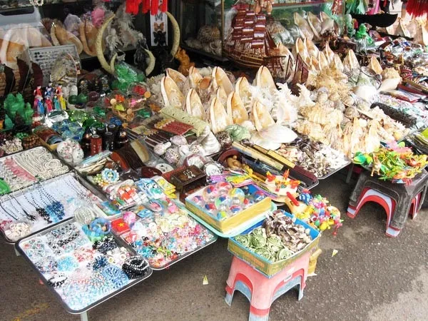 Mua sắm sản phẩm thủ công và quà lưu niệm