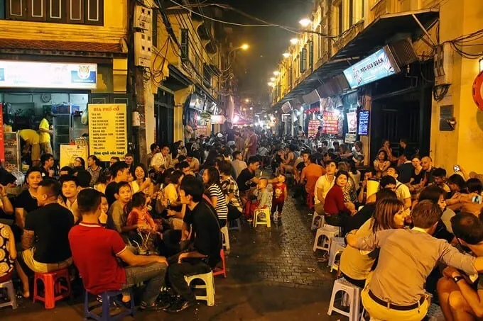 Phố Tạ Hiện: Thiên Đường Ẩm Thực Và Giải Trí Về Đêm