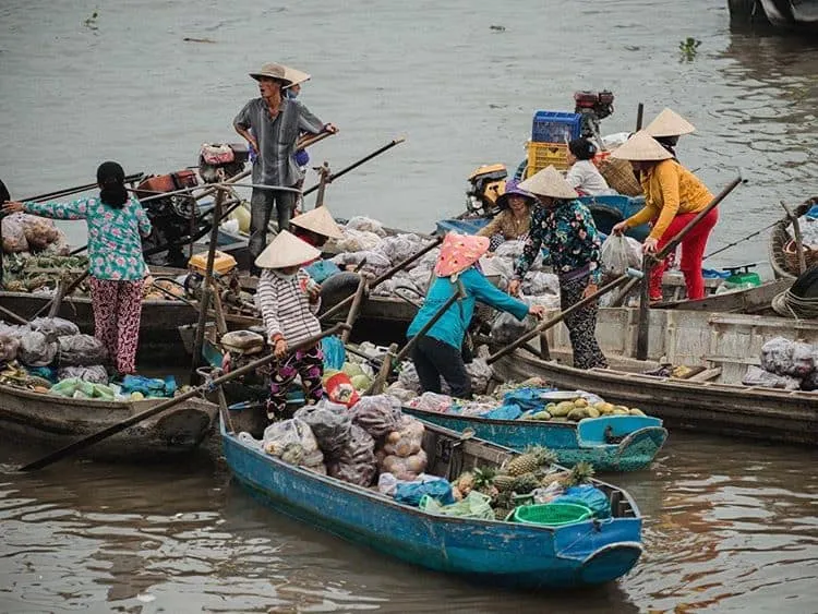 Hoạt Động Mua Bán Đặc Sắc Trên Sông