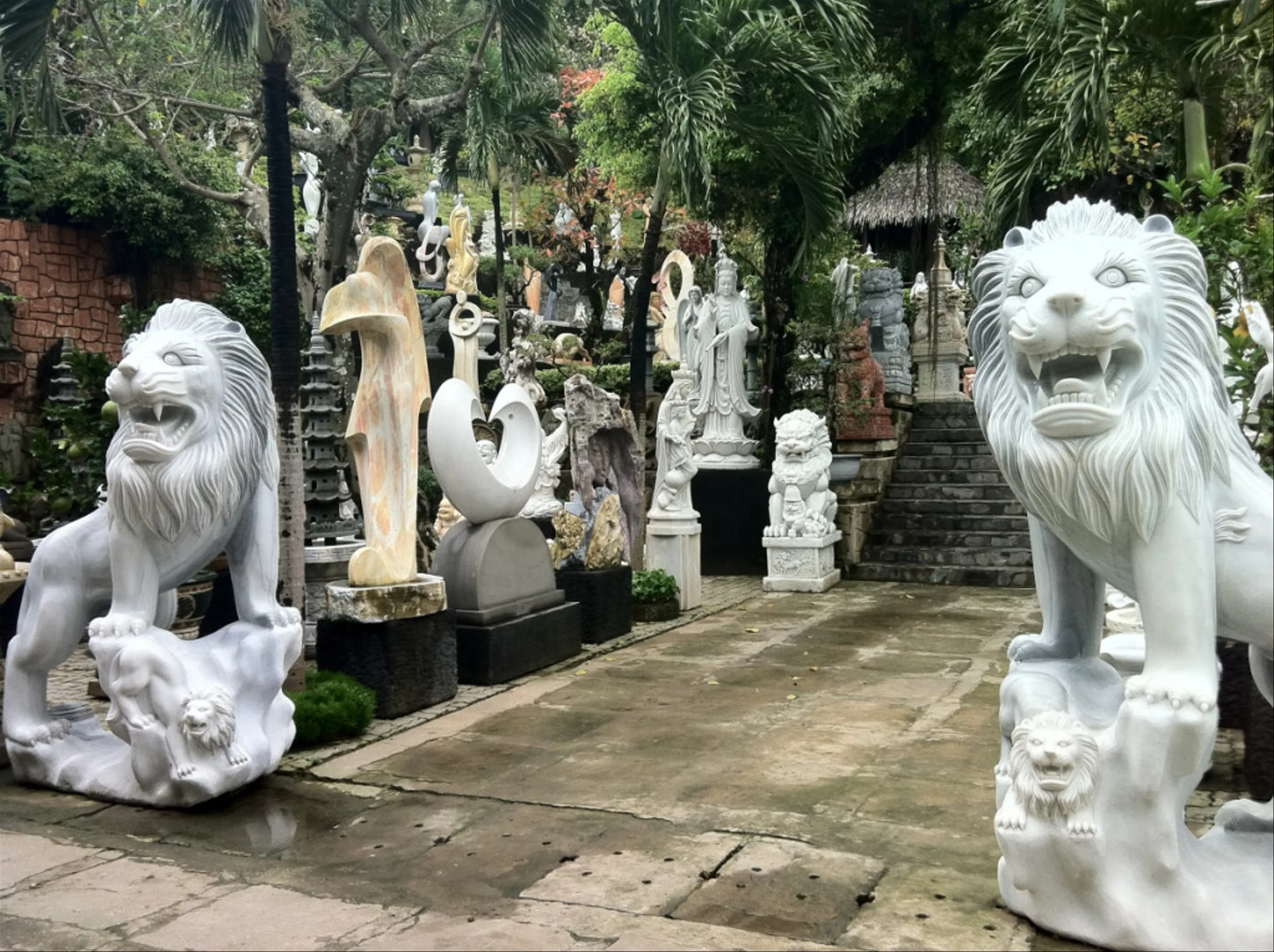Khám Phá Góc Nhỏ Làng Non Nước: Nghệ Thuật Điêu Khắc Đá Tinh Xảo Tại Đà Nẵng