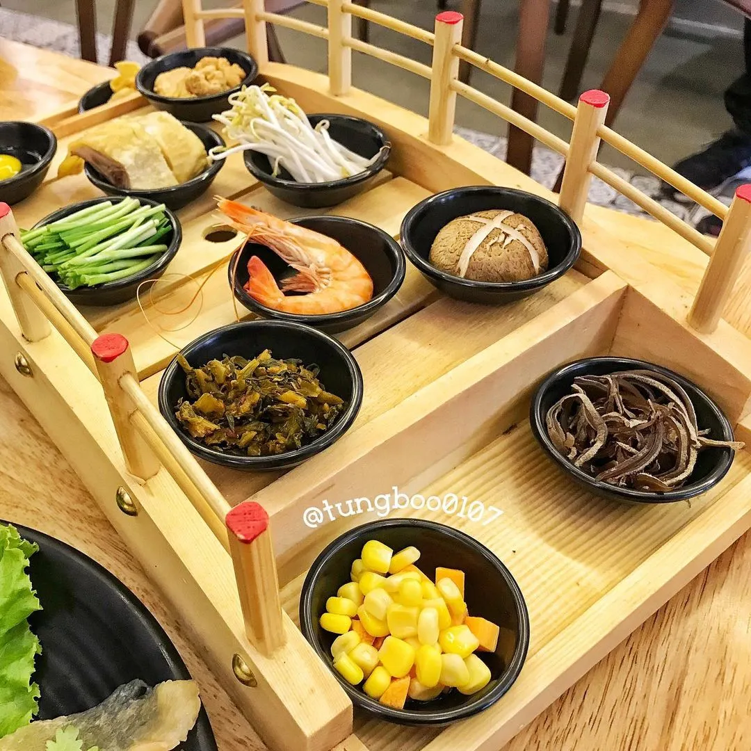 Thưởng Thức Bún Qua Cầu Tại Chợ Đường Phố