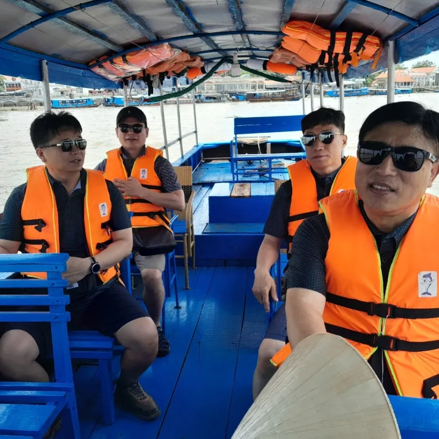Du Thuyền Trên Sông Tiền