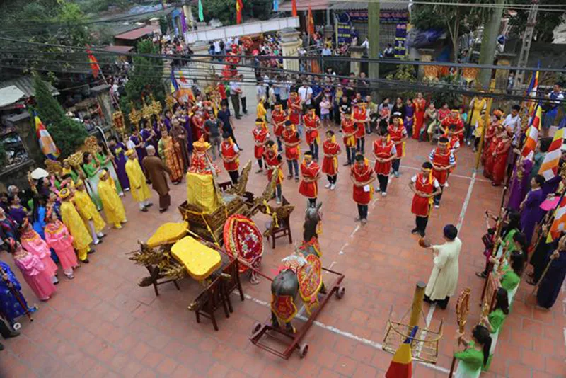 Lễ hội ở chùa Ông luôn có sự tham gia của đông đảo người dân