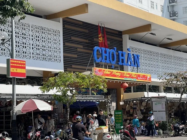 Mua sắm và giải trí tại chợ Hàn và Vincom Plaza