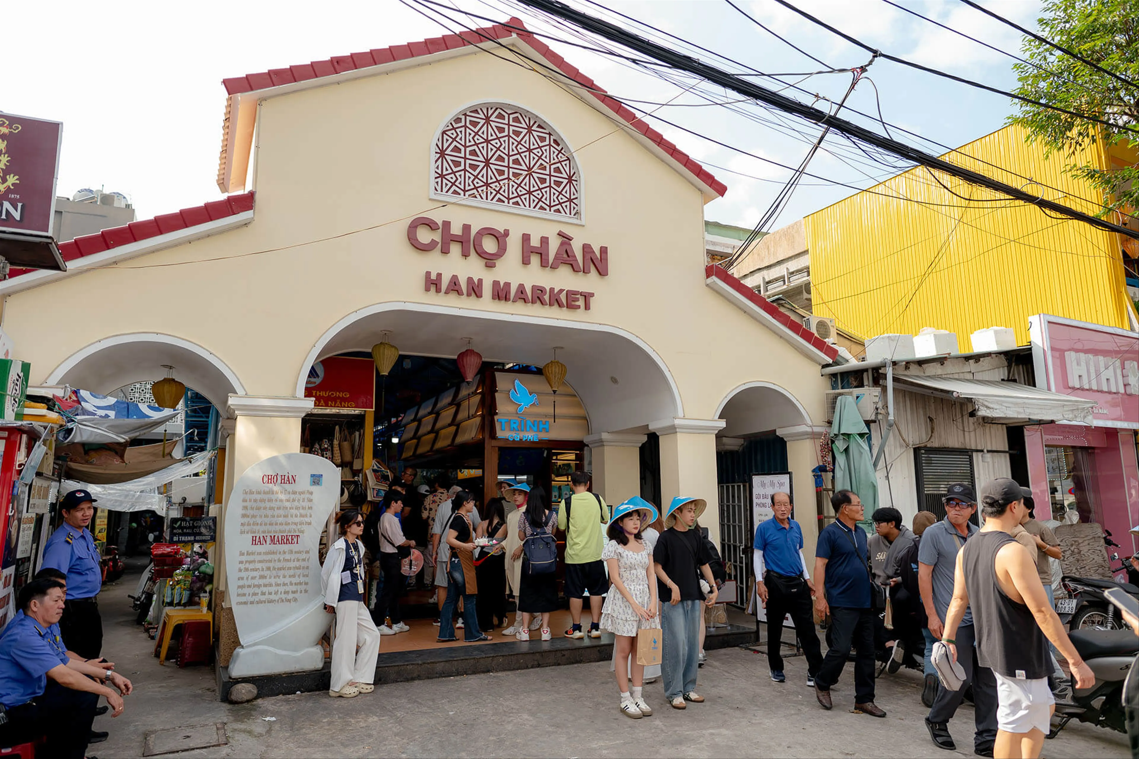 Hòa mình vào nhịp sống sôi động tại chợ Hàn Đà Nẵng