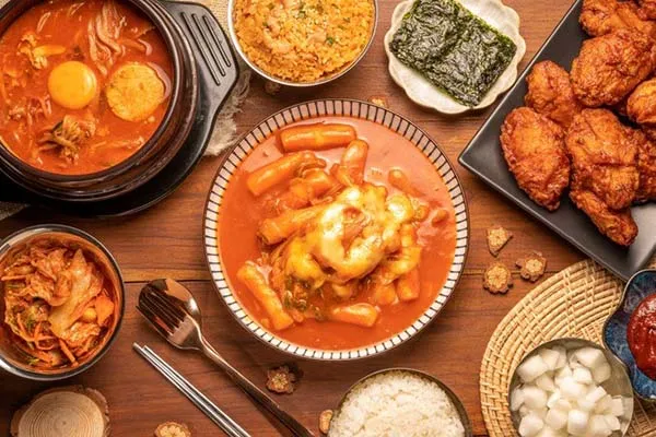 Thưởng thức kimchi và các món ăn kèm