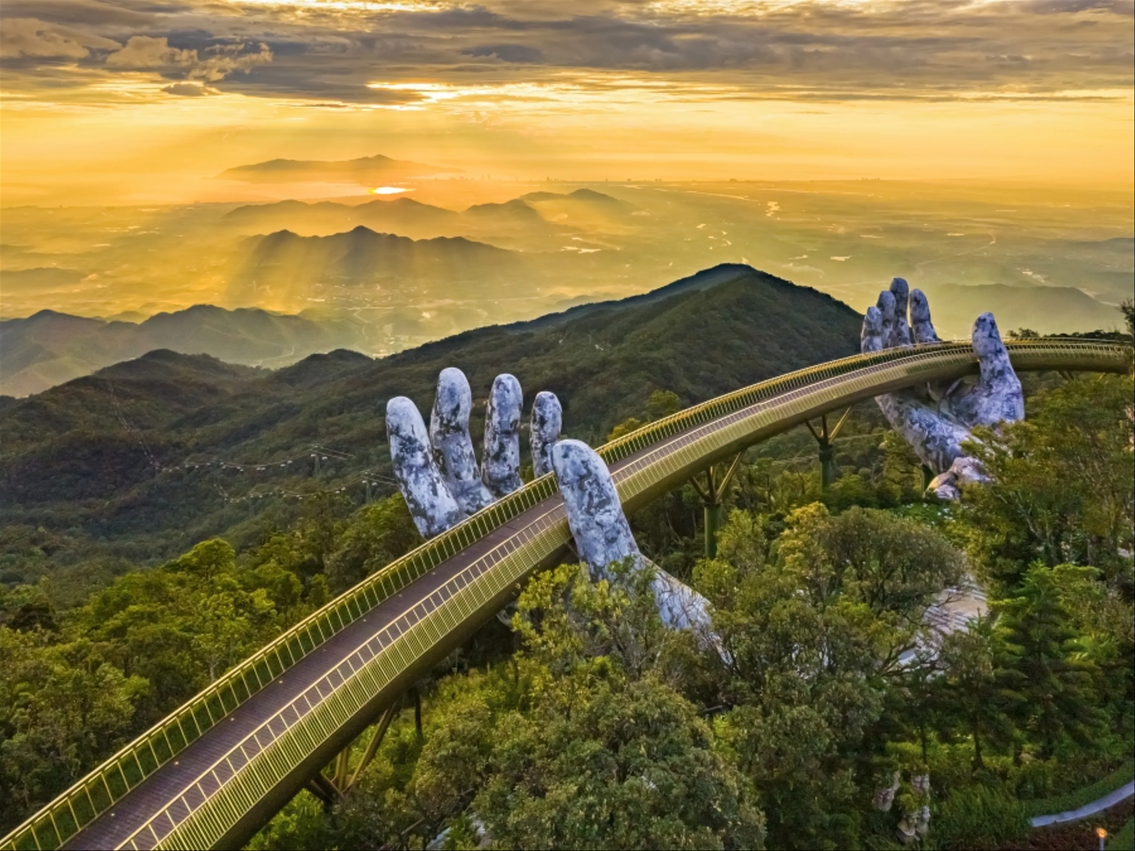 Khám Phá Bà Nà Hills: Hành Trình Lên Mây Đầy Màu Sắc