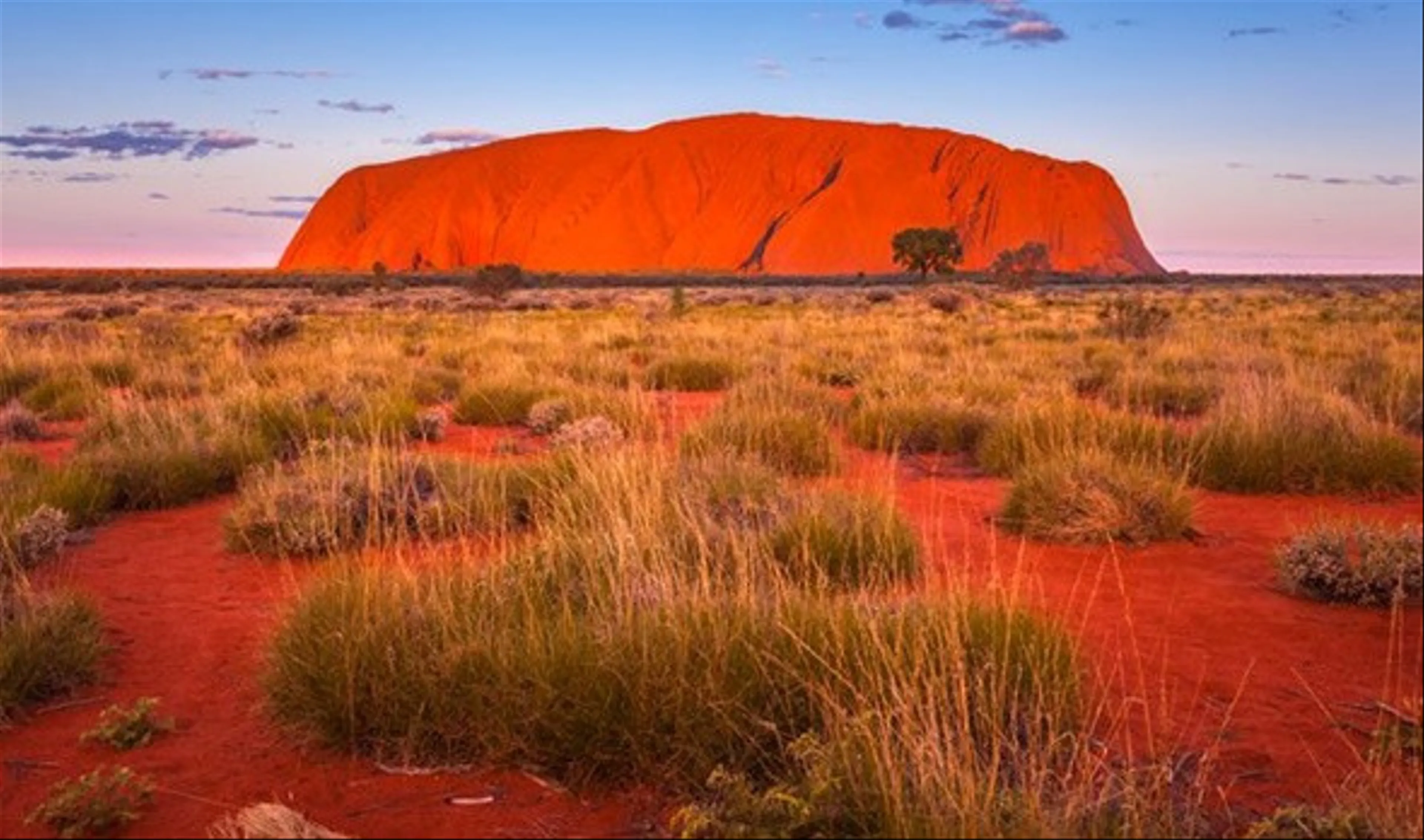 Bí Ẩn Khối Đá Uluru: Truyền Thuyết và Sắc Màu Kỳ Diệu