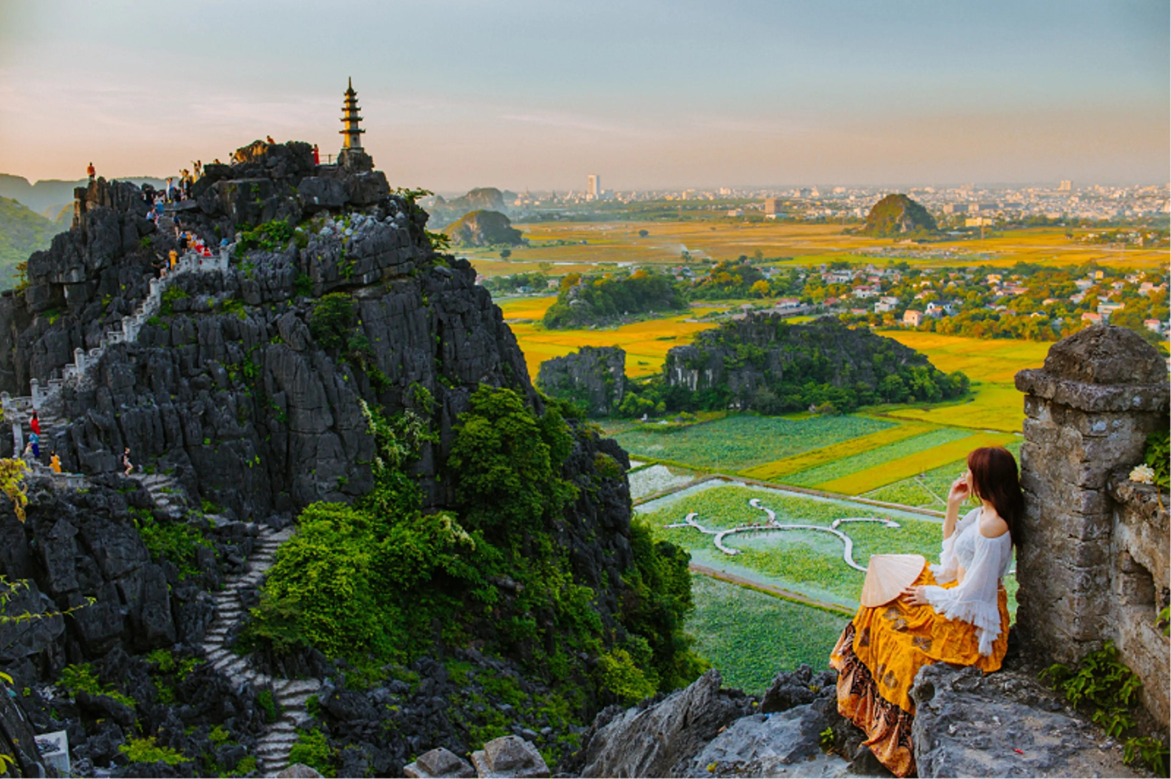 Chinh Phục Hang Múa: Hành Trình Lên Đỉnh Ngắm Trọn Vẻ Đẹp Ninh Bình
