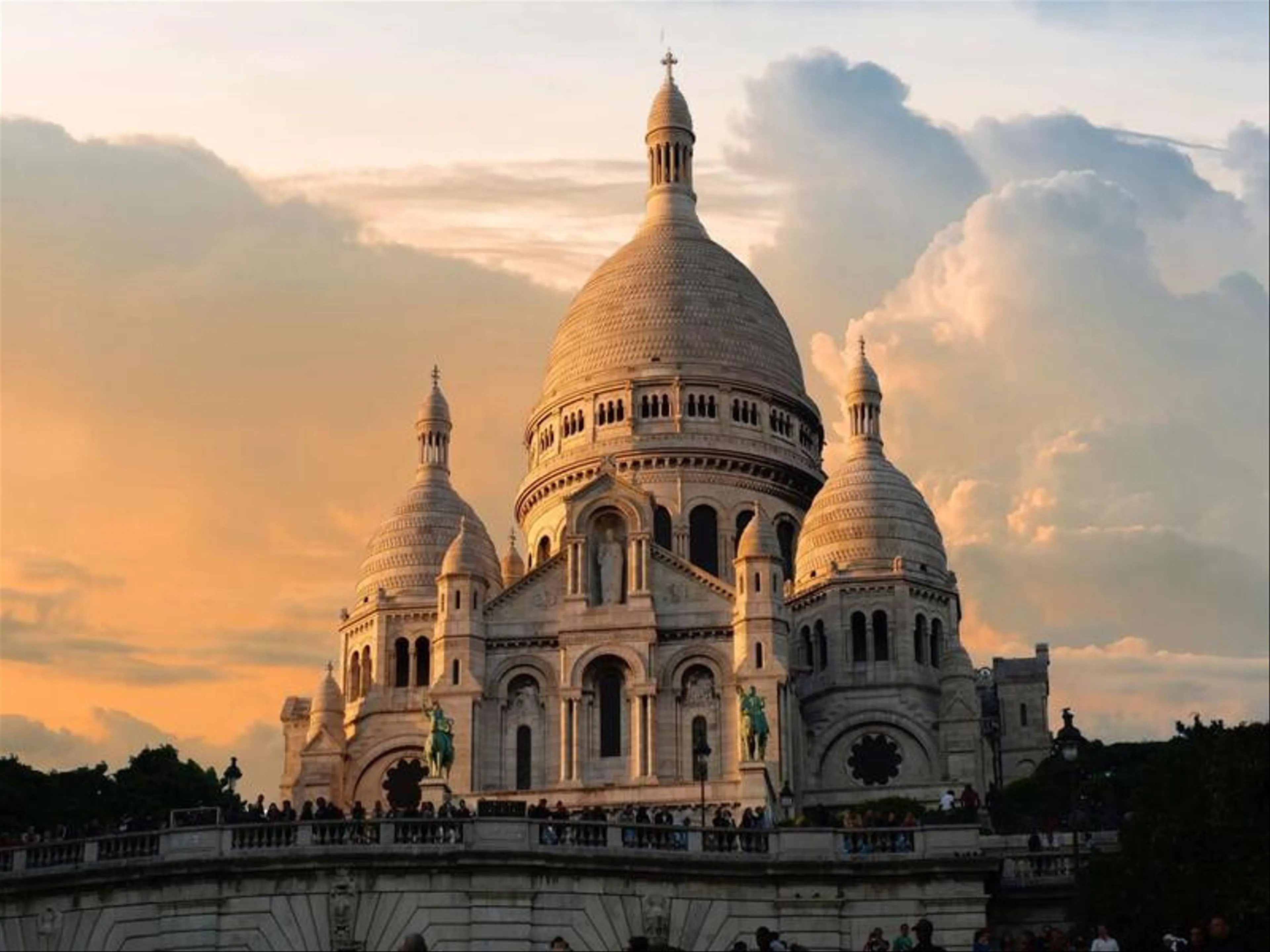 Khám Phá Khu Phố Montmartre: Nghệ Thuật Đường Phố Trong Lòng Paris
