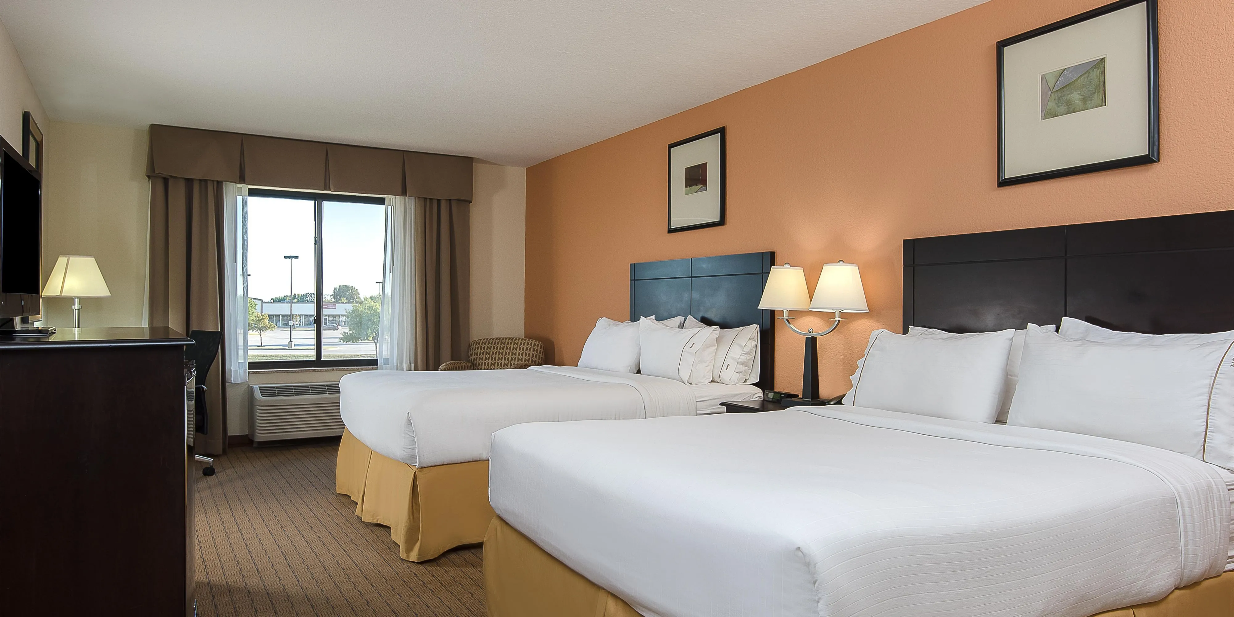 Nearby Accommodations and Dining Options